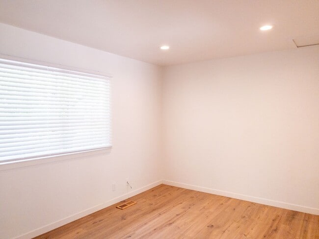 Building Photo - Darling Cottage!  3BR/1BA! Deck and Yard! ...
