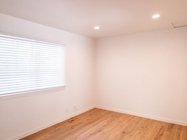 Foto del edificio - Darling Cottage!  3BR/1BA! Deck and Yard! ...