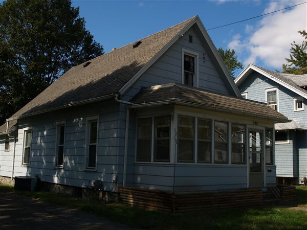 Primary Photo - 1210 Lansing Ave