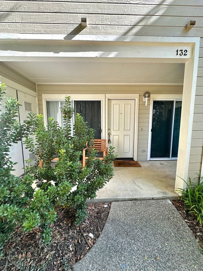 Building Photo - Rarely available 1 bedroom, 1 bathroom Con...