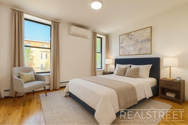 Foto del edificio - Charming 2 Bed 1.5 Bath Upper Duplex in Bushwick with Garden