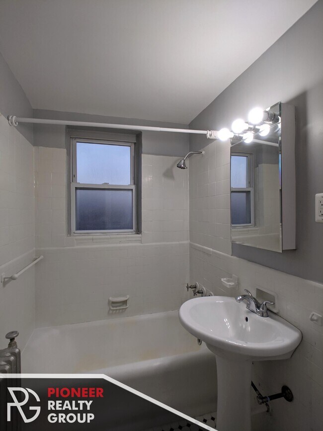 Foto del edificio - 6928 N Greenview Ave