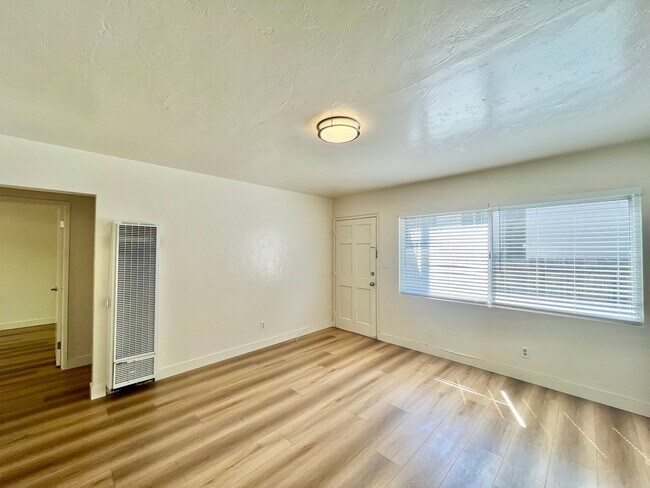 Foto del edificio - 2BD 1BA Apt Next to USD - Spacious Downstairs Unit, Pet Friendly, 1 Parking Space, No Carpet