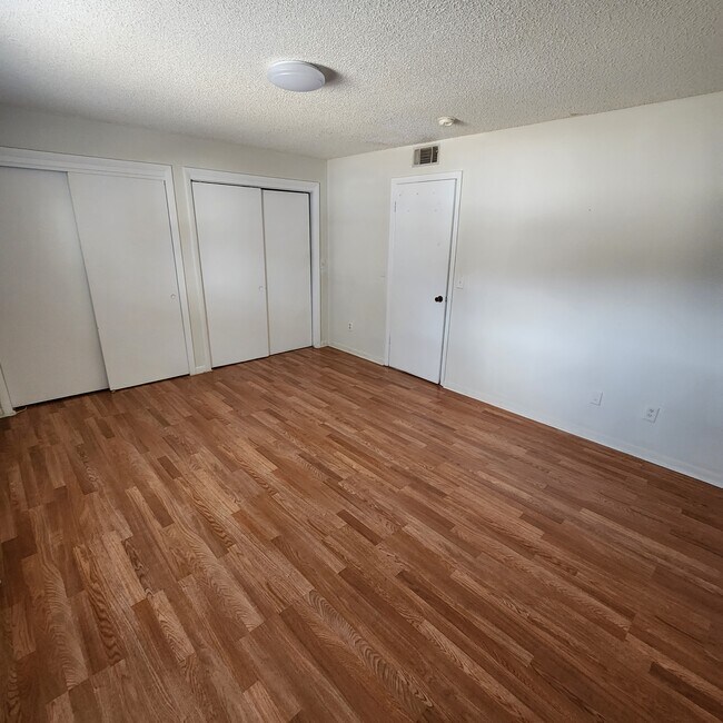 Foto del edificio - 9109 W Hillsborough Ave