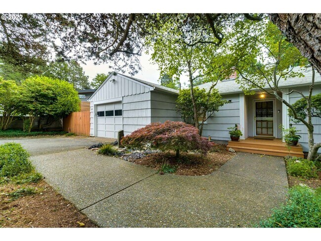 Building Photo - Beautiful Bungalow in SW Portland with Hug...