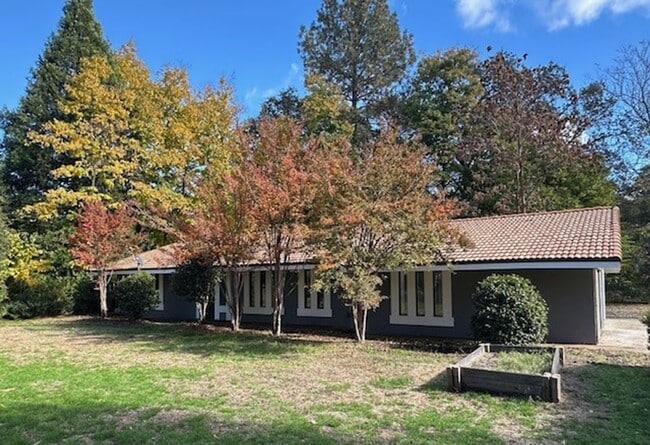 Building Photo - INCREDIBLE LOCATION!!! Quaint and Quiet and Roomy!