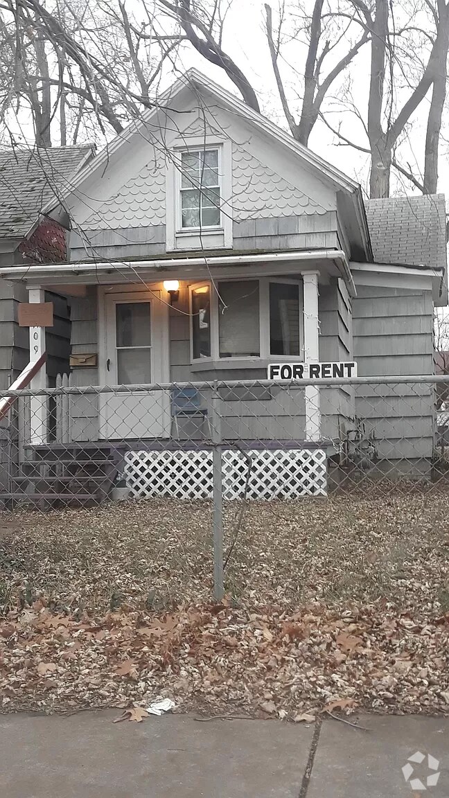 Wabash Street Historic District Apartments for Rent with a Yard