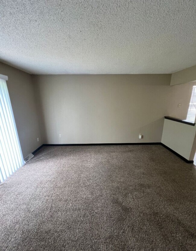 Foto del edificio - Spacious Duplex with Finished Basement & G...