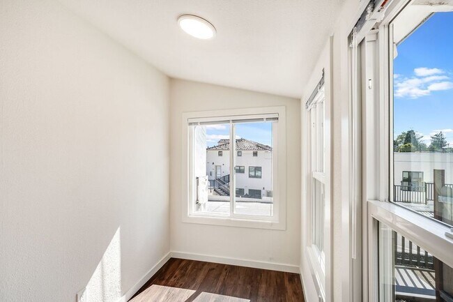 Building Photo - 2 bed/1 bath Luxury Casita, Age Restrict f...