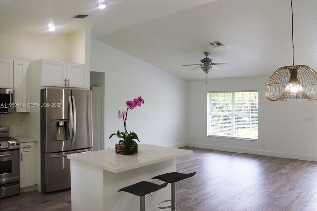 Building Photo - 16930 W Mead Hill Dr