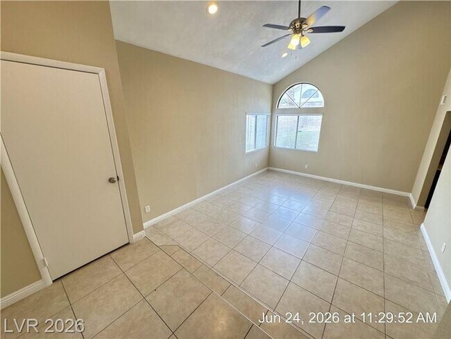 Foto del edificio - Spacious 3BR Home with Loft, Vaulted Ceilings & Covered Patio