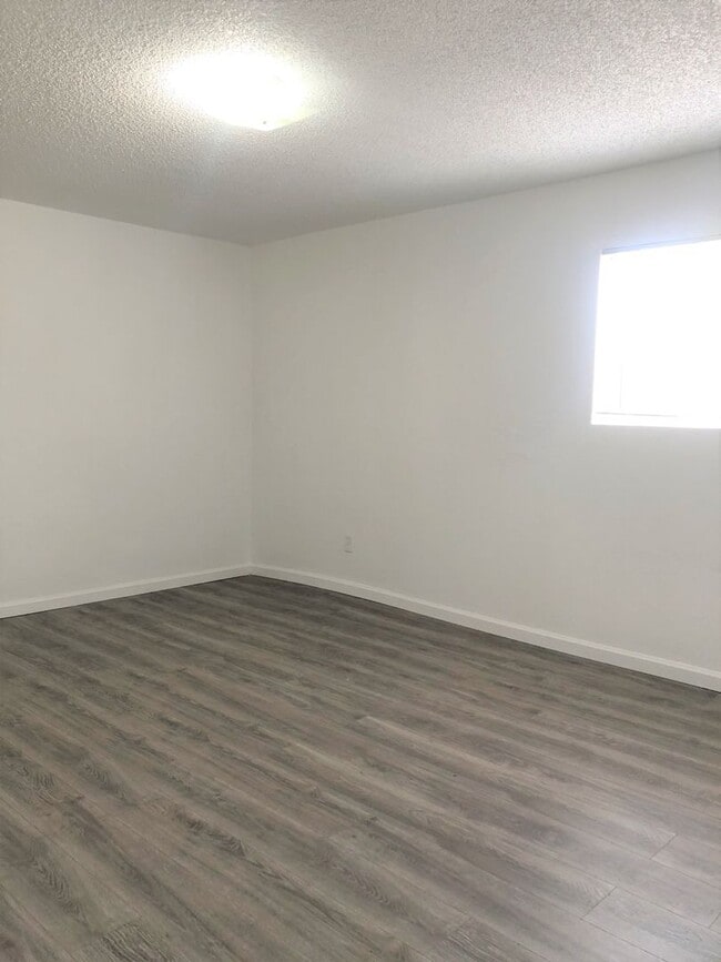 Building Photo - 2 bedroom 2 bath duplex