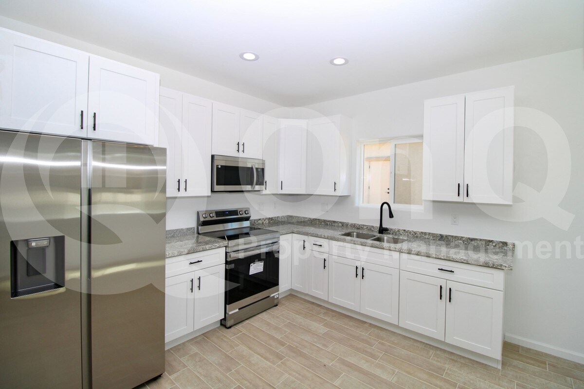 Primary Photo - 88 W James L Sullivan St