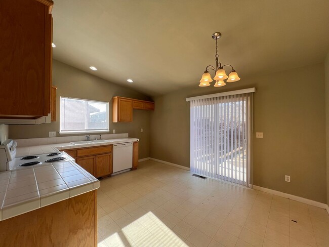 Foto del edificio - 3 bedroom home in Donner Trails Estates