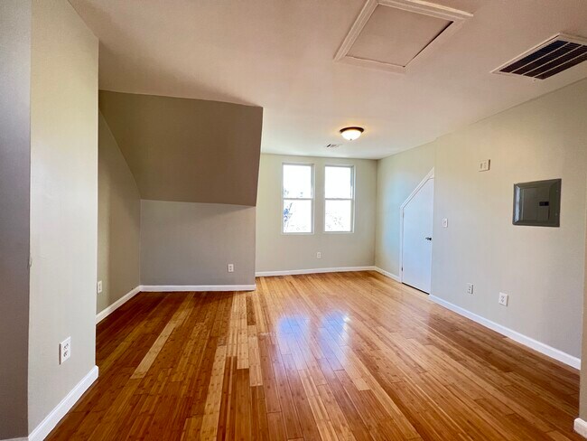 Building Photo - 116 Seymour Ave