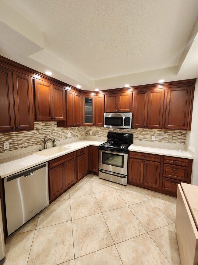 Building Photo - 565 Oaks Ln