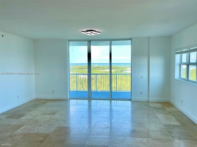 Foto del edificio - 3 br, 3.5 bath House - 14951 Royal Oaks Ln...