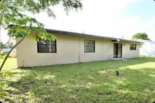 Building Photo - 8431 SW 129th Ave