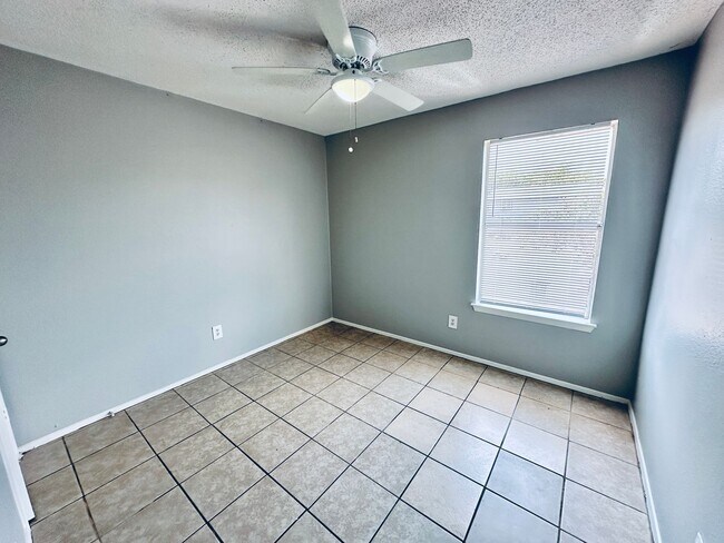 Foto del edificio - 5305 Woodland Oaks Ct