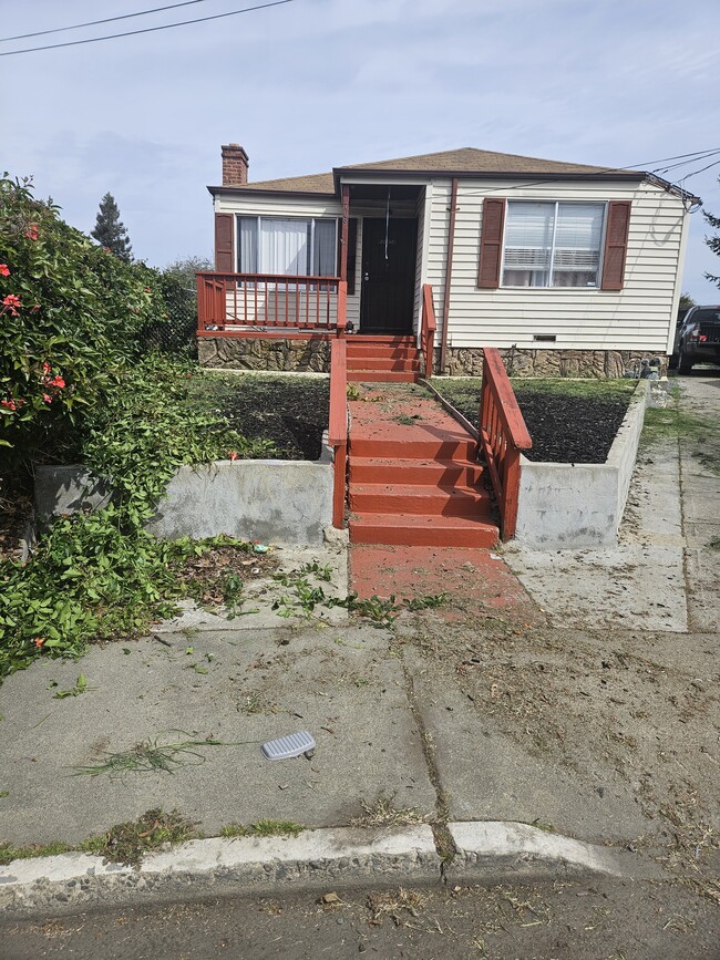 Building Photo - 10904 Robledo Dr