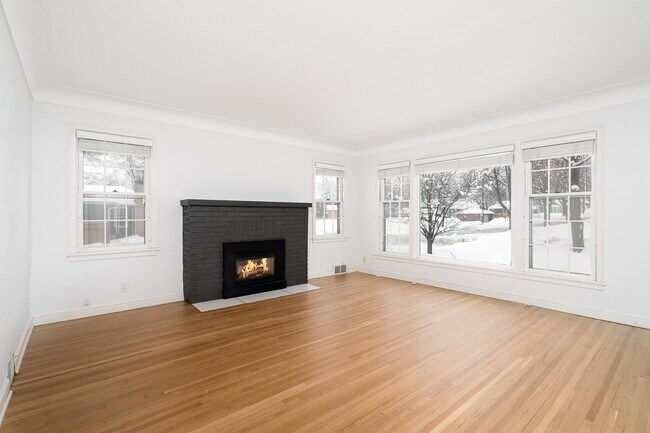Living room 16'x15' - 3001 McKinley St NE
