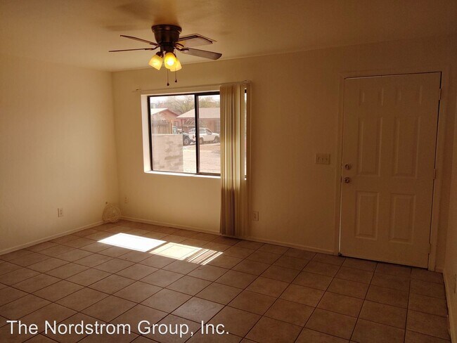 Foto del edificio - 2702 N Dodge Blvd