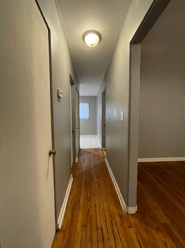 Building Photo - Cozy 2 Bedroom/ 1 Bathroom Home in Gary, IN