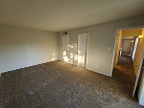 Building Photo - 2423-2425 Limestone Dr