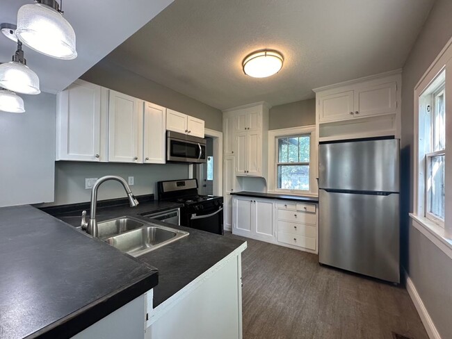 Building Photo - Beautiful 4 bedroom house in Minneapolis!!
