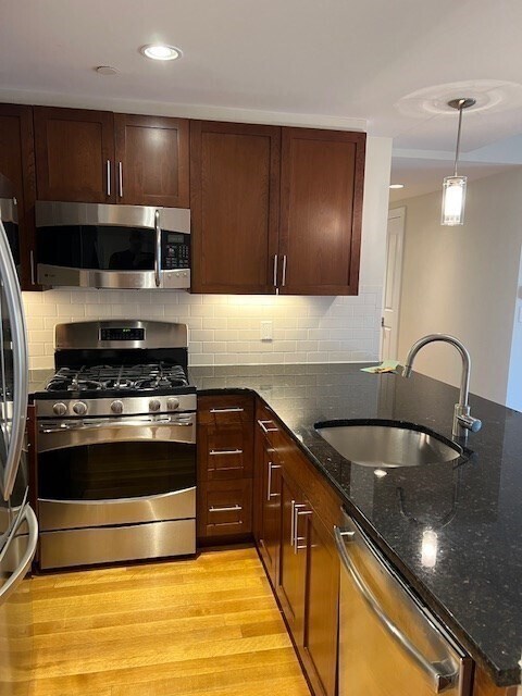 Foto del edificio - 321 Hammond Pond Pkwy