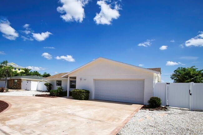 Building Photo - 3615 Royal Palm Dr