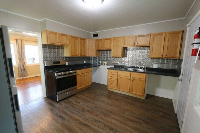 Building Photo - 2405 - 2407 Flint Hills Dr