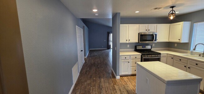 Building Photo - Beautifully kept 3 bedroom 2 bath single family home near the Centennial Hills area.