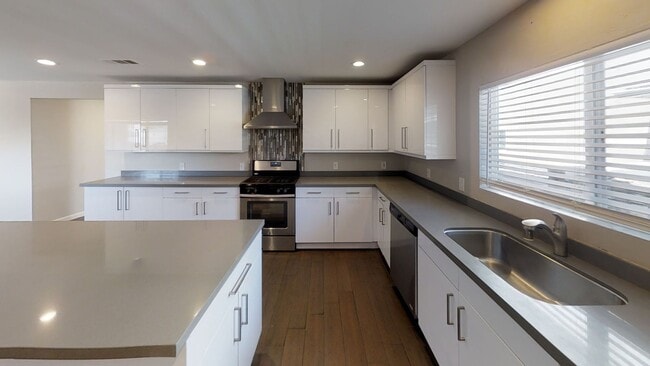 Foto del edificio - Huge Bedrooms, lots of Parking, closest to...