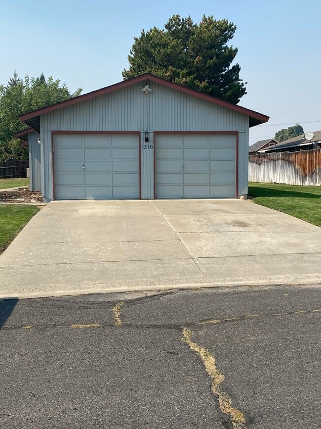 Building Photo - 1316 S 23rd Ave