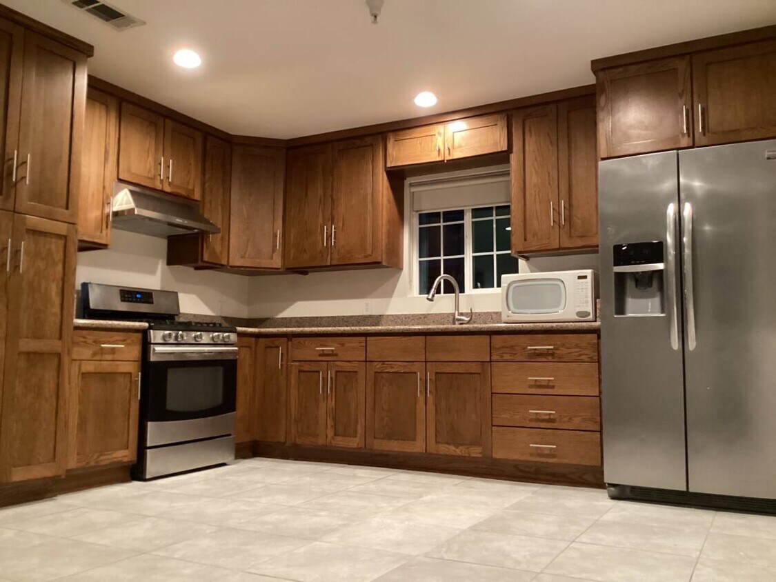 Foto principal - 723 1/2 N Kingsley Dr
