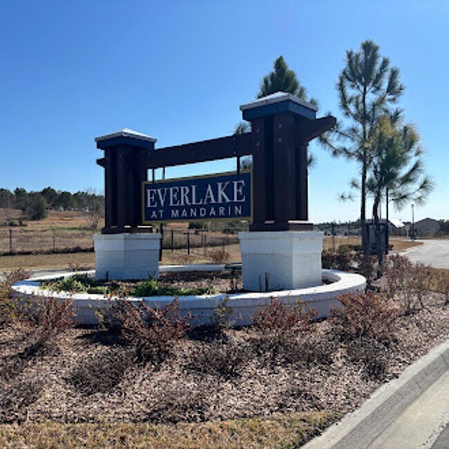 Building Photo - Senior Community! 2 Bed, 2 Bath Townhome. Lakefront view. Bonus Room, Patio, Garage, Pet Friendly...