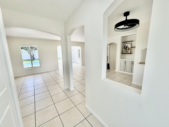 Building Photo - 10 Forest Hills Ln