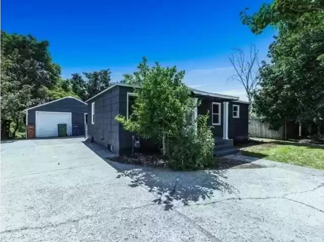 Primary Photo - Newly Remodeled 4 Bed 2 Bath in North Spokane