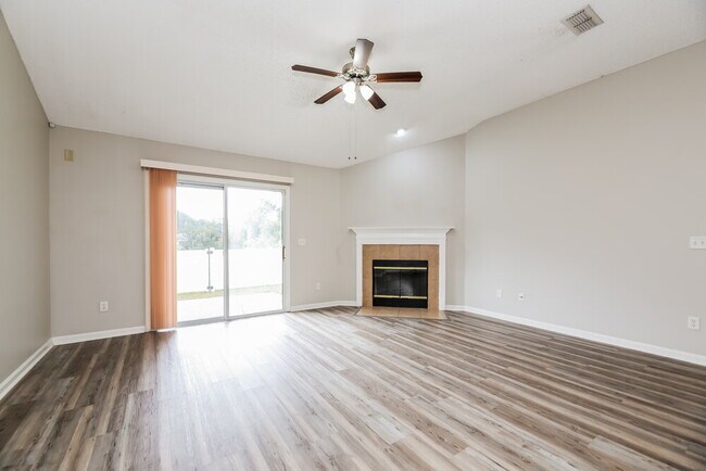 Building Photo - 1747 Northglen Cir