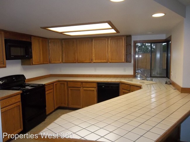 Building Photo - 7900 NE 148th Ave