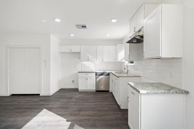 Building Photo - 9529 Everglade Dr