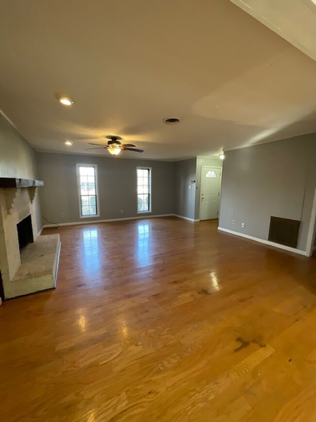 Building Photo - Renovated 4 Bedroom 3 Bath Home for Rent w...