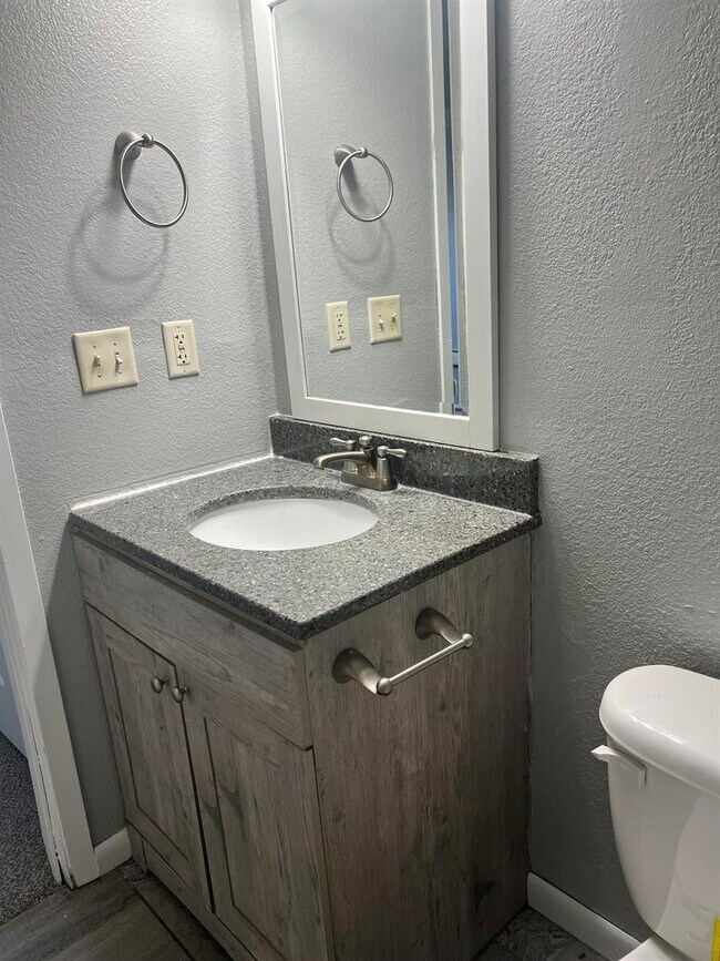 Foto del edificio - 300 Pirie Dr