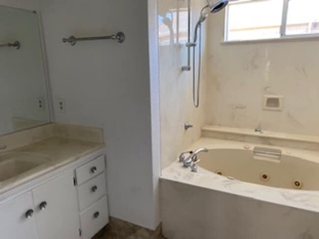 Building Photo - 2 Bedroom / 1 Bath