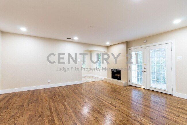 Building Photo - Stunning 3/2 in Great Dallas Location Read...