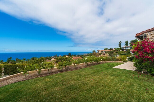 Foto del edificio - Gorgeous 5 Bedroom Home with sweeping views and pool