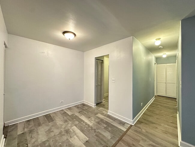 Foto del edificio - 3825 N Pine Grove Ave