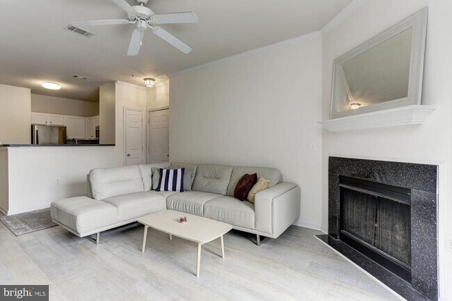 Foto del edificio - 5105 Travis Edward Way