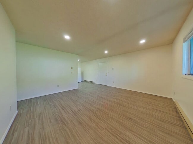 Building Photo - 2BR/1Ba, close to 7th Street, food truck court and shopping